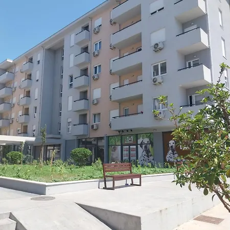 Nyc With Garage Apartment Podgorica