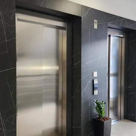 Nyc With Garage Apartmán